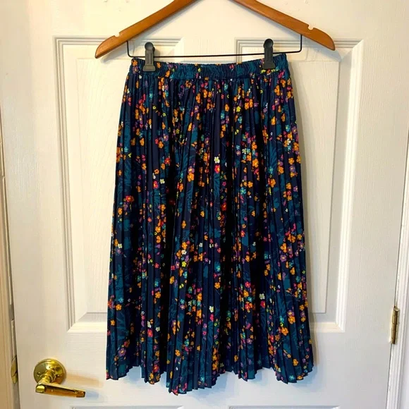 No-Wrinkle Pleated Full Floral Skirt, size 2 - Picture 2 of 6